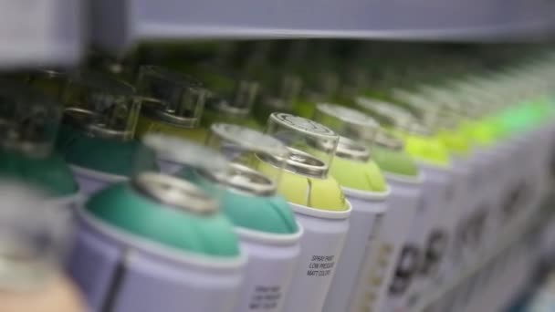 Cilindros de tinta aerossol, tintas de pulverização coloridas — Vídeo de Stock