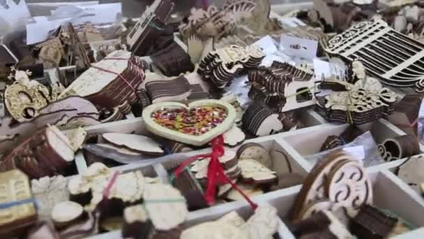 Estatuetas de madeira, artesanato feito de madeira, livros para colorir, feito à mão — Vídeo de Stock