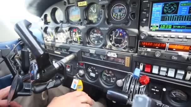 Tablero de instrumentos en la aeronave, pilotos volante en la cabina — Vídeo de stock