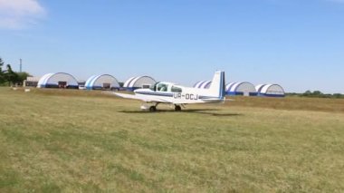 Uçak pistte, havaalanında trafik var.