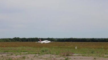 Uçak pistte, havaalanında trafik var.