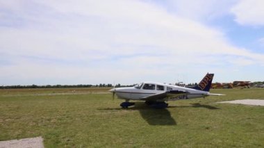 Uçak pistte, havaalanında trafik var.