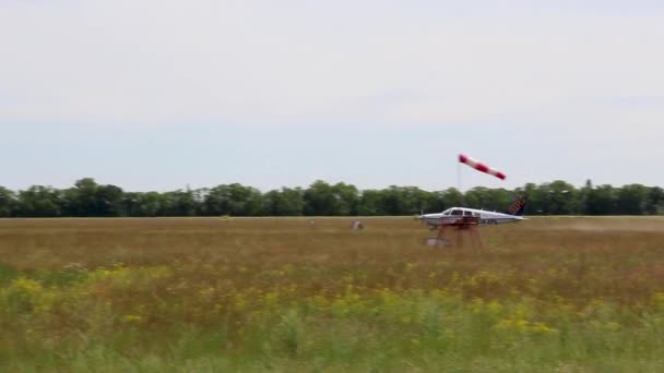 飞机在地面上飞行，机场上的交通 — 图库视频影像