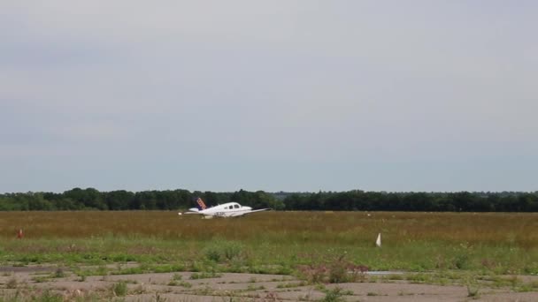 Flygplan rider på marken, trafik på flygfältet — Stockvideo