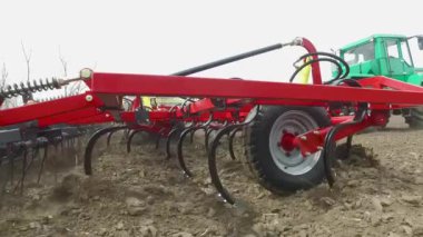 Traktör tarlada çalışmaya başlar, ekiciler toprağı sürer.