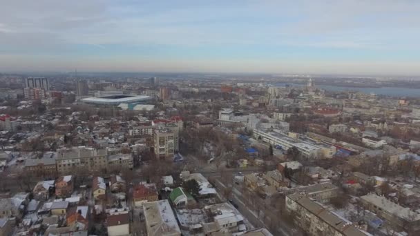 Аэросъемка над большим городом, пролетающая над улицами и домами — стоковое видео