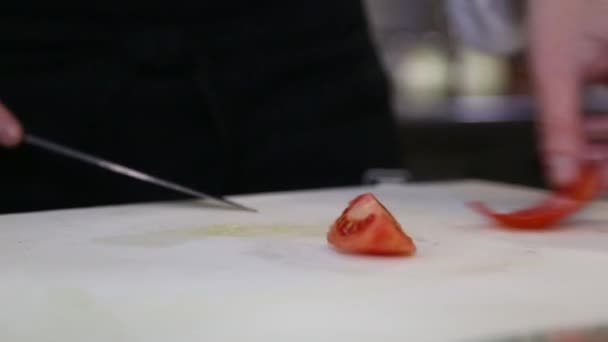 A szakács meghámozza a paradicsomot és késsel darabolja — Stock videók
