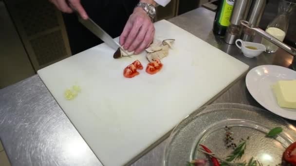 厨师把白色的蘑菇切成大块 — 图库视频影像