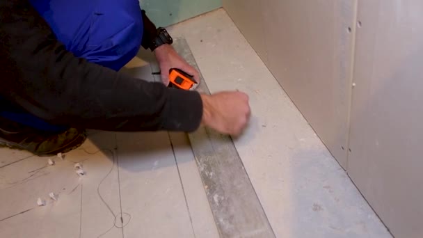 Construction worker man draws pencil markings — Stock Video