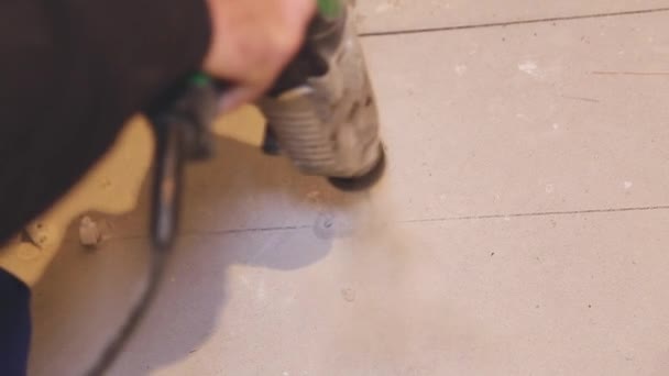 Рабочий мужчина строитель просверлил яму — стоковое видео