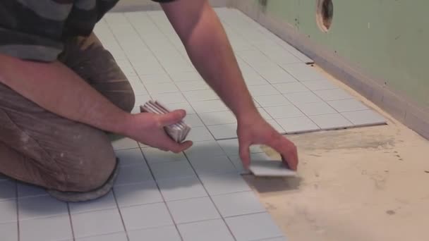 Travailleur homme sur un chantier de construction poser des tuiles sur le sol — Video