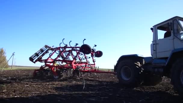 На полі їде трактор з плантатором. — стокове відео