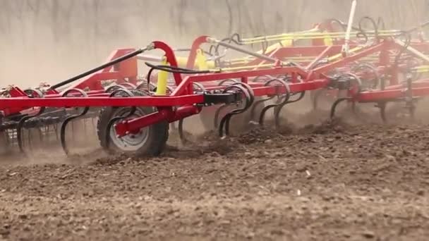 Kultivator plöjer marken på fältet på sommaren — Stockvideo