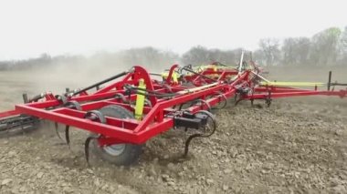 Ekiciler baharda tarlayı sürerler.