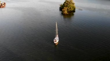 Yat, yaz günü adanın yakınındaki nehirde yelken açar.