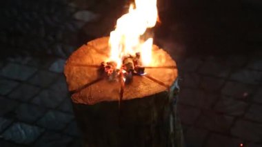 Parlak ateş gece doğranmış bir kütükte yanar.