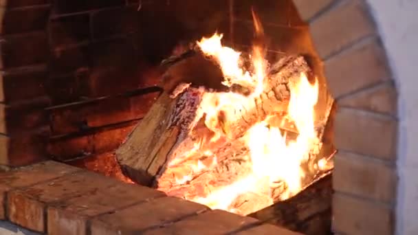 feu vif brûle dans un four à briques