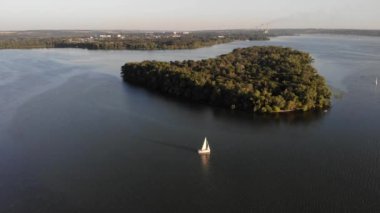 Nehirdeki adanın yakınında bir yat var. Aero görünümü