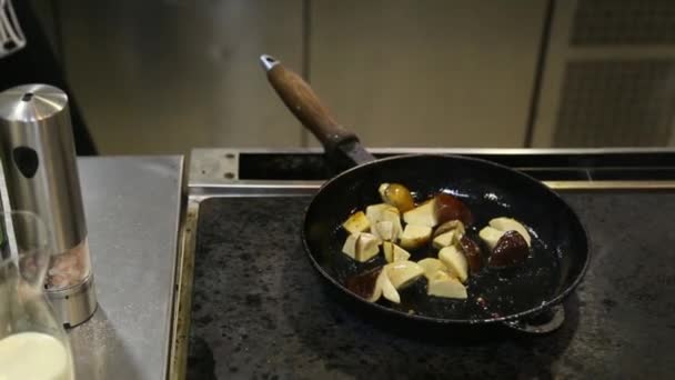 Faire cuire les champignons dans une poêle et ajouter les tomates