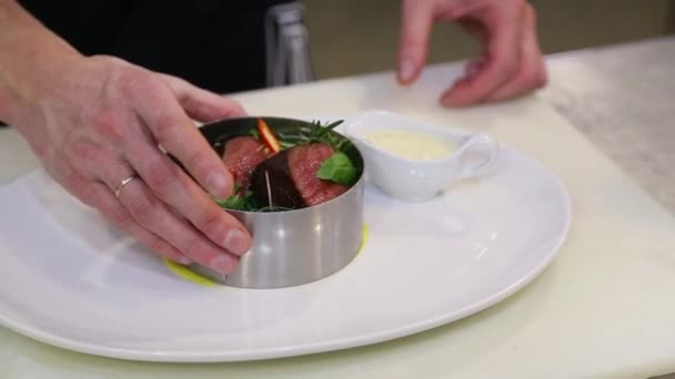 Шеф-кухар видаляє кулінарну форму з готової страви Відеокліп