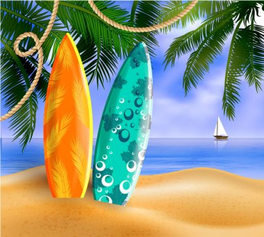 güneşli bir deniz manzarası karşı bir plajda sörf tahtaları