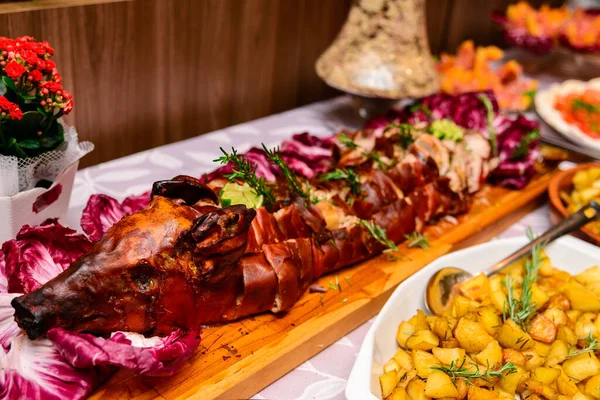 Porco assado com repolho.