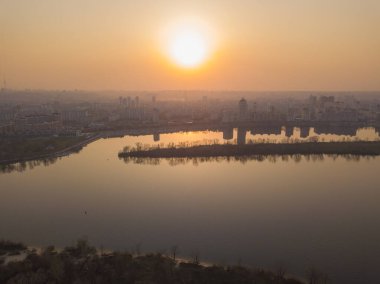 Kiev 'deki Dinyeper Nehri üzerinde gün batımı. Hava aracı görünümü.