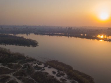 Kiev 'deki Dinyeper Nehri üzerinde gün batımı. Hava aracı görünümü.