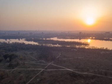 Kiev 'deki Dinyeper Nehri üzerinde gün batımı. Hava aracı görünümü.