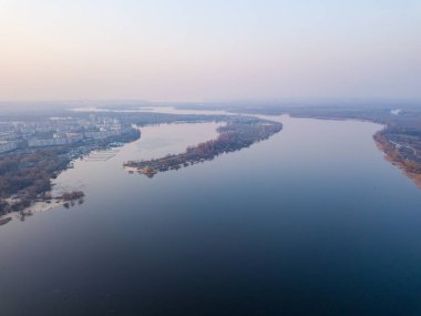 Manzara: Kiev 'deki Dinyeper Nehri üzerinde mavi saat. Hava aracı görünümü.