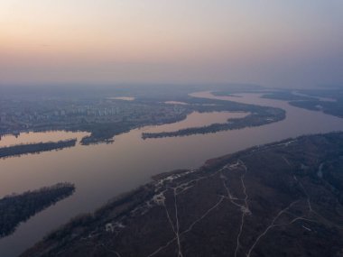 Manzara: Kiev 'deki Dinyeper Nehri üzerinde mavi saat. Hava aracı görünümü.