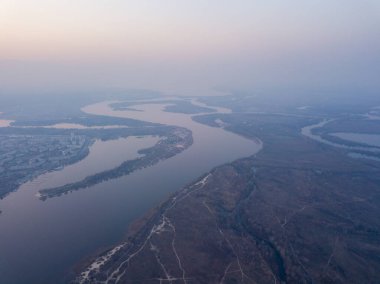 Manzara: Kiev 'deki Dinyeper Nehri üzerinde mavi saat. Hava aracı görünümü.