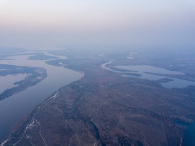 Manzara: Kiev 'deki Dinyeper Nehri üzerinde mavi saat. Hava aracı görünümü.