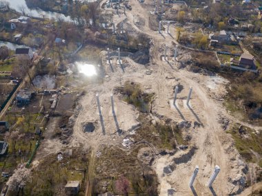 Dinyeper Nehri üzerinde Kiev 'de bir köprü inşa etmek. Hava aracı görünümü.
