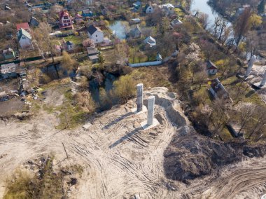 Dinyeper Nehri üzerinde Kiev 'de bir köprü inşa etmek. Hava aracı görünümü.