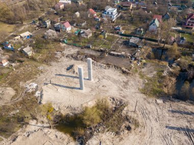 Dinyeper Nehri üzerinde Kiev 'de bir köprü inşa etmek. Hava aracı görünümü.