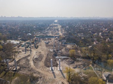 Dinyeper Nehri üzerinde Kiev 'de bir köprü inşa etmek. Hava aracı görünümü.