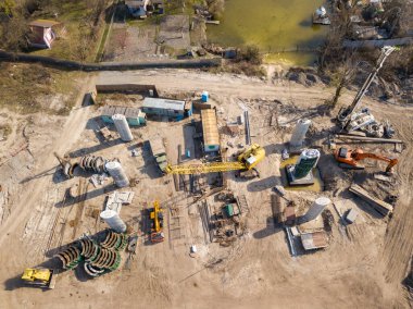 Dinyeper Nehri üzerinde Kiev 'de bir köprü inşa etmek. Hava aracı görünümü.