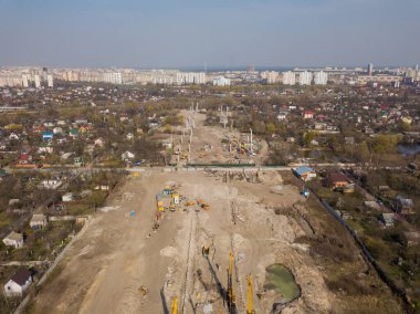 Dinyeper Nehri üzerinde Kiev 'de bir köprü inşa etmek. Hava aracı görünümü.