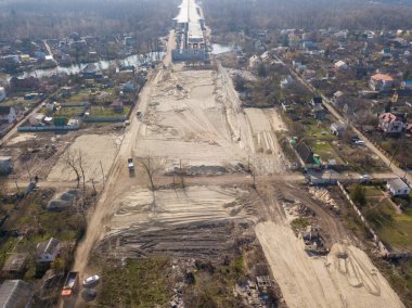 Dinyeper Nehri üzerinde Kiev 'de bir köprü inşa etmek. Hava aracı görünümü.