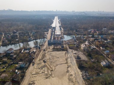 Dinyeper Nehri üzerinde Kiev 'de bir köprü inşa etmek. Hava aracı görünümü.