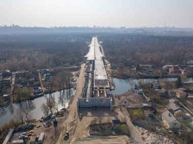 Dinyeper Nehri üzerinde Kiev 'de bir köprü inşa etmek. Hava aracı görünümü.