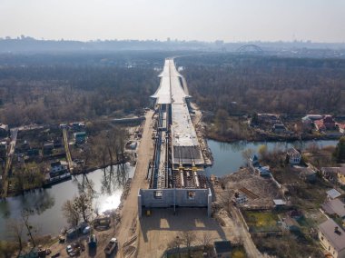 Dinyeper Nehri üzerinde Kiev 'de bir köprü inşa etmek. Hava aracı görünümü.