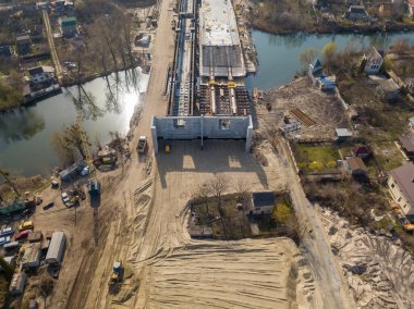 Dinyeper Nehri üzerinde Kiev 'de bir köprü inşa etmek. Hava aracı görünümü.