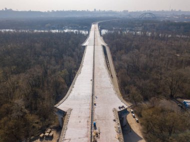 Dinyeper Nehri üzerinde Kiev 'de bir köprü inşa etmek. Hava aracı görünümü.