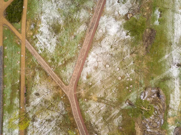 Snö Det Gröna Gräset Parken Tidigt Våren Flygdrönare — Stockfoto