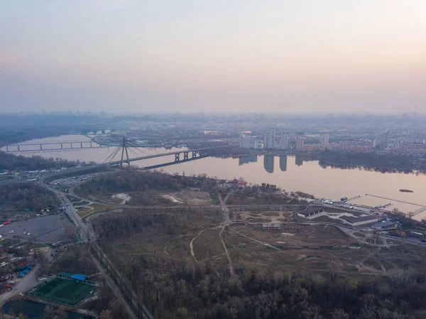 Manzara Kiev Deki Dinyeper Nehri Üzerinde Mavi Saat Hava Aracı — Stok fotoğraf