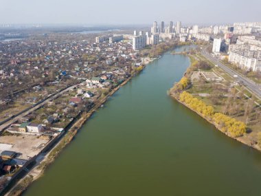 Kiev 'in yerleşim bölgesinde göller. Hava aracı görünümü.