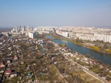 Kiev 'in yerleşim bölgesinde göller. Hava aracı görünümü.
