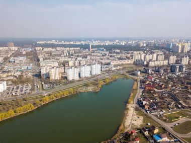 Kiev 'in yerleşim bölgesinde göller. Hava aracı görünümü.